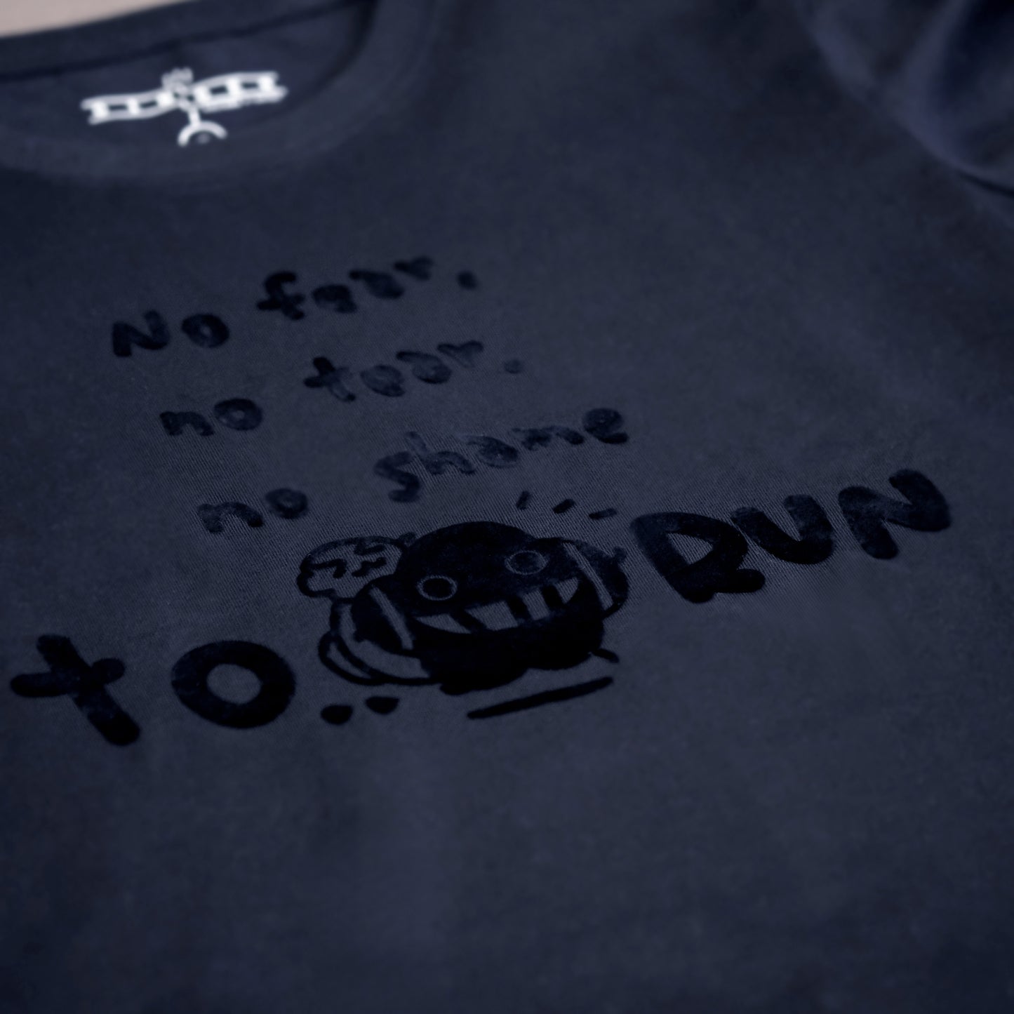 塵短袖 Tee 黑《No Shame to Run》